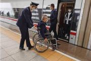 高铁上老人坐轮椅遇困境，列车员悉心照顾获赞扬